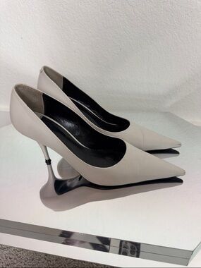 Tony Bianco Pointed Pumps in Light Gray